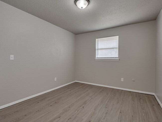 Building Photo - 1525 McGregor Dr