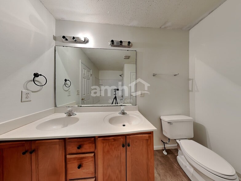 Building Photo - 1066 Bridgend Dr