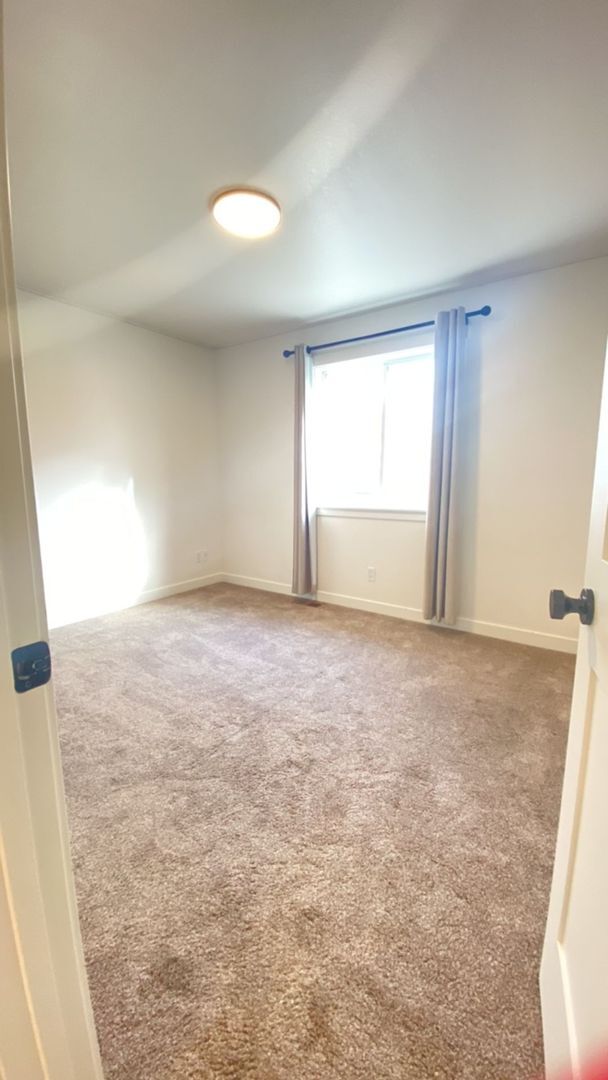 Building Photo - Spacious home in a Prime Location-6-month ...