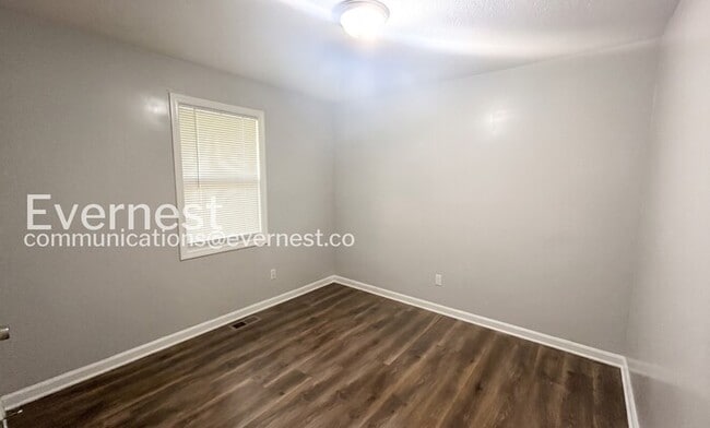 Building Photo - 715 W Creek Cir