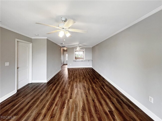 Building Photo - 4530 SW 10th Ave