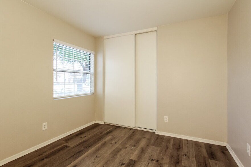Building Photo - 12622 W Bloomfield Rd
