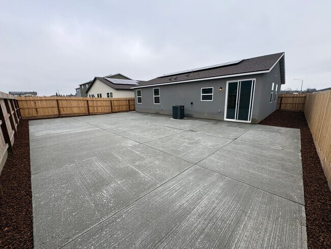 Building Photo - NW Visalia Home Rent Ready! Walking distance to Oak Grove