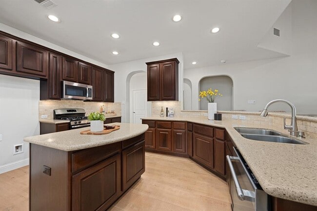 Building Photo - 8620 Alophia Dr