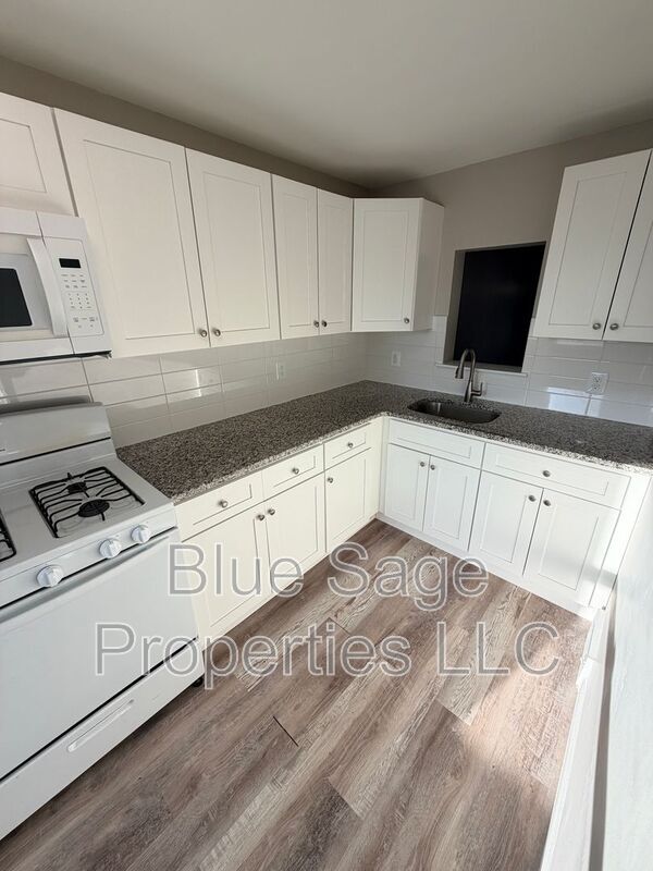 Building Photo - 902 Maple Ave