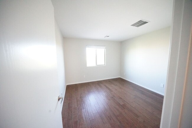 Building Photo - Showings Available NOW