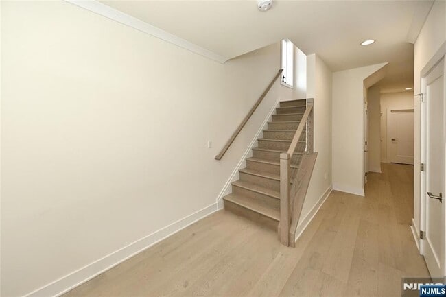 Building Photo - 31 Hearthstone Ct