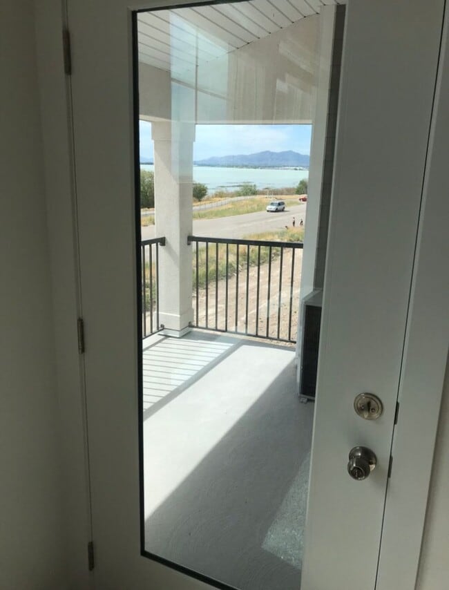 Building Photo - 3 Bedroom/2 Bathroom condo in Vineyard