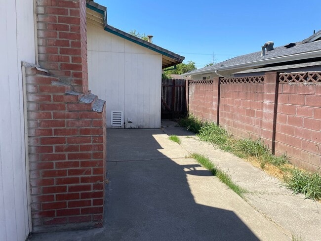 Building Photo - 4617 Livingston Way