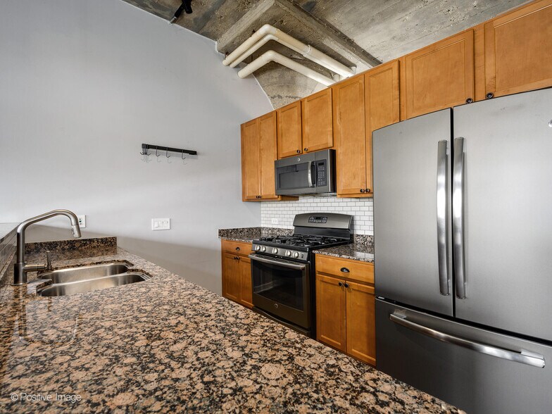 Building Photo - 1151 W 14th Pl