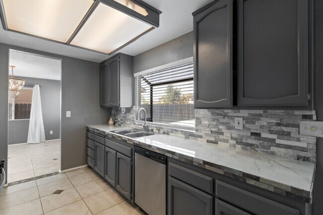 Building Photo - 43865 Carefree Ct