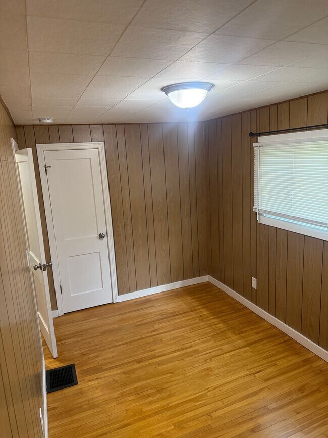 Building Photo - 106 Hoover Dr