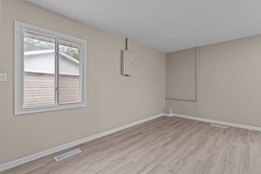 Building Photo - 2713 N Delphos St