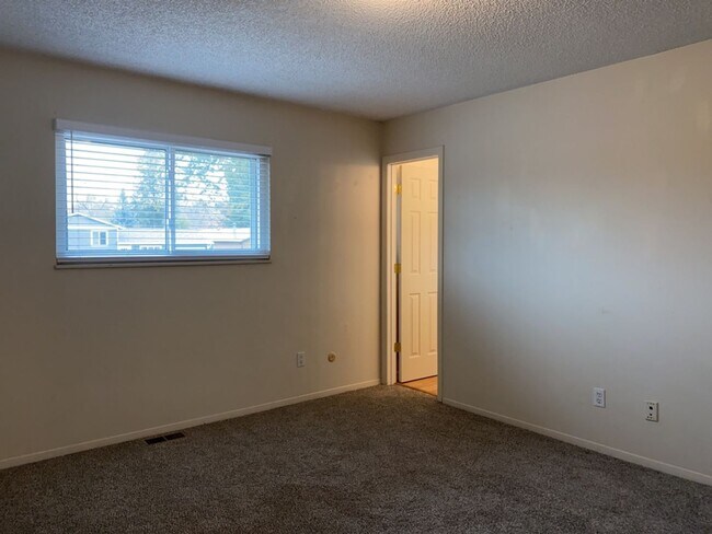Building Photo - Spacious West-Side Tri-Level Home