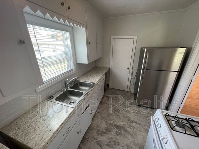 Building Photo - 2233 Oak Dr