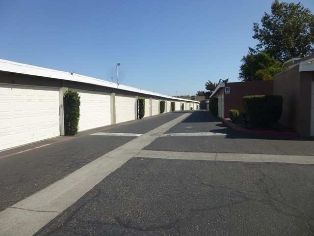 Building Photo - Updated Townhome in Country Club Village Green