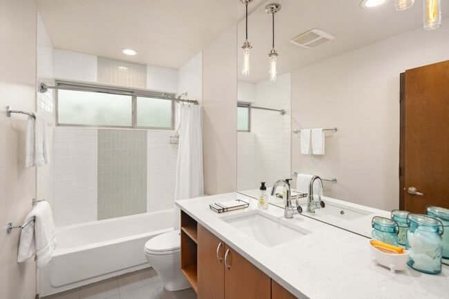 Building Photo - 3bd/3ba Seattle Townhome