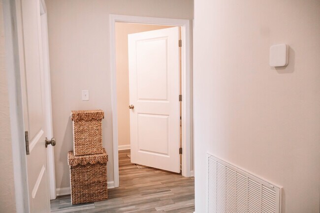 Building Photo - 228 Lockwood Way E