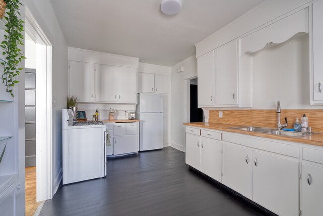 Building Photo - 2215 SE Powell Blvd