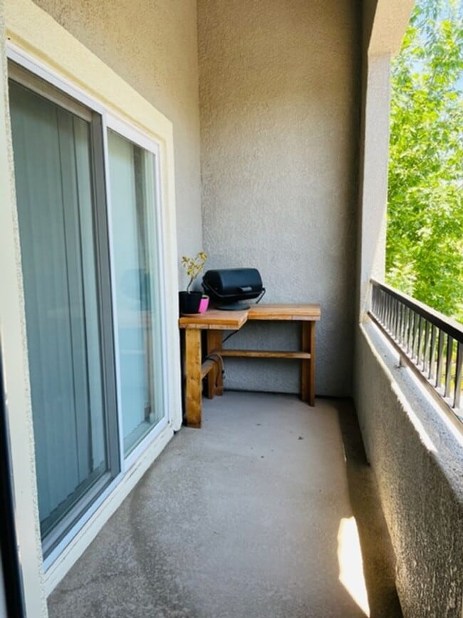 Building Photo - Beautiful Tri-Level Condominium in Gated Elk Grove Community!