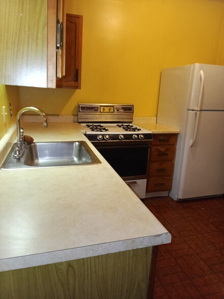 Building Photo - 211 W 2nd St