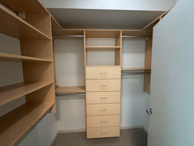 Building Photo - Beautiful third level 2 bedroom condo in the Mercer