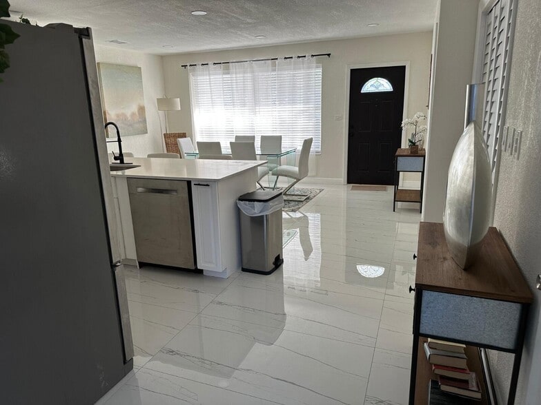 Building Photo - 5131 SW 6th St