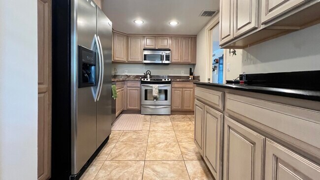 Building Photo - 4017 N Cypress Dr