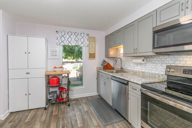 Building Photo - 1071 Stratford Ct