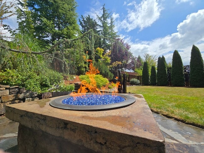 Building Photo - Gorgeous 4 Bedroom Lake Stevens Home in Cr...