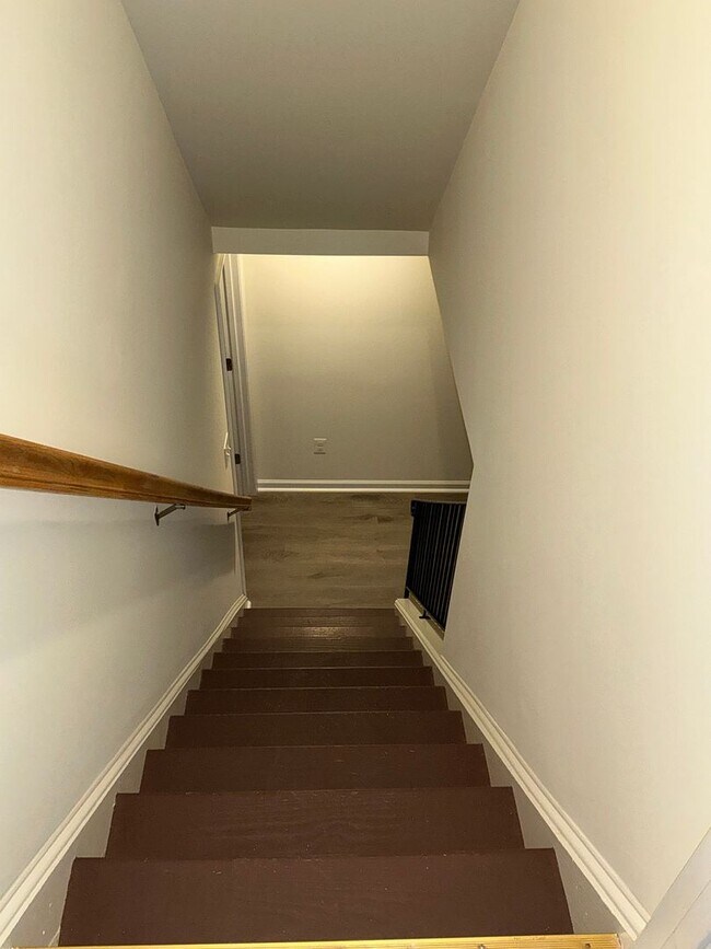 Building Photo - Very well maintained 4BR 2.5BA Colonial mo...