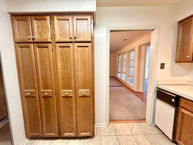 Building Photo - 10714 Kings Riding Way
