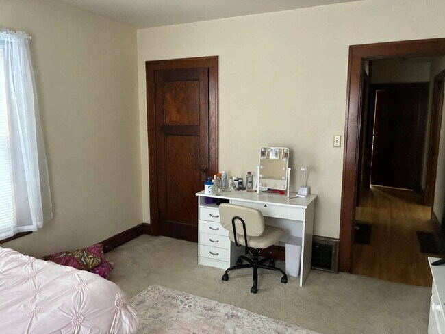 Building Photo - Great 3 Bed 1 Bath close to Water St. and UWEC! Available June 1st!