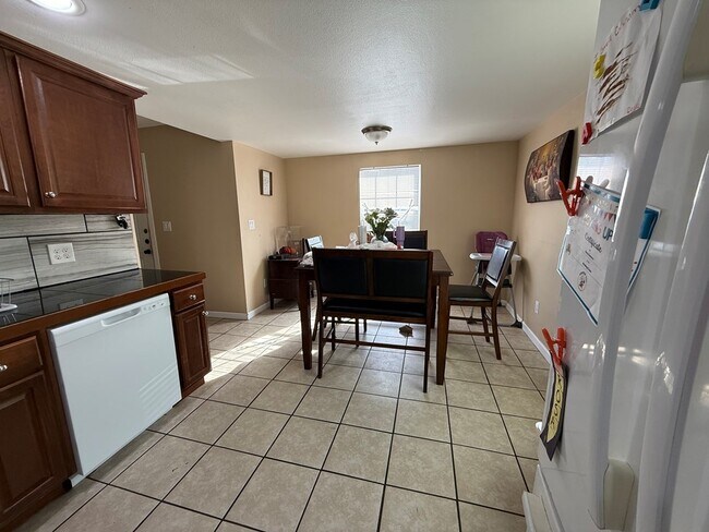 Building Photo - 401 E 43rd St