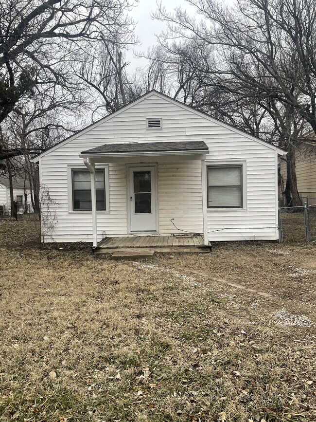 Building Photo - "Charming 3-Bed Home with Gleaming Hardwood Floors in Prime Wichita Location!"