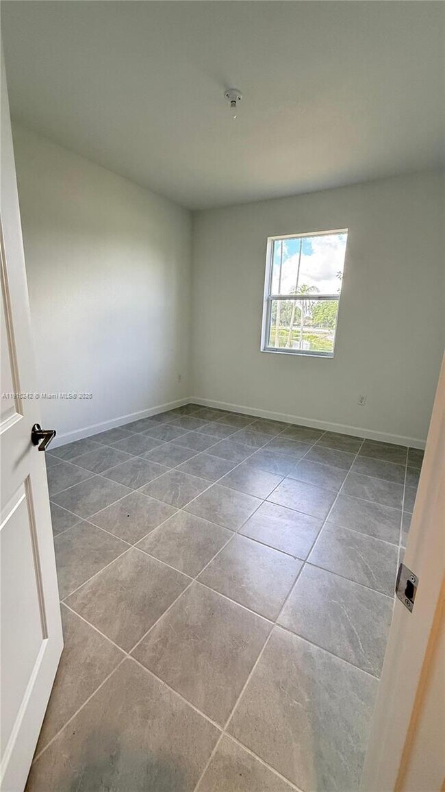 Building Photo - 2984 SE 23rd Ave