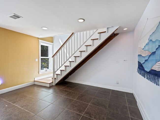 Building Photo - 5530 SW Logan Ct