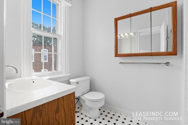 Building Photo - 1507 Vermont Ave NW