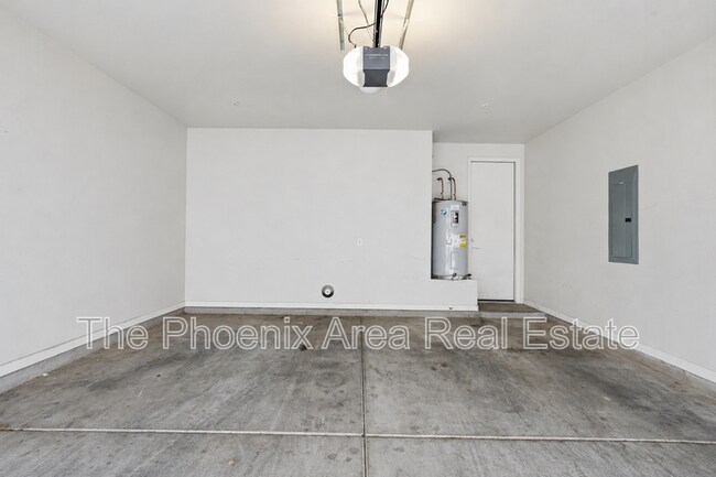 Building Photo - 2090 S Dorsey Ln
