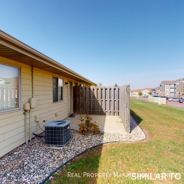 Building Photo - Spacious 3-bedroom, 1-bathroom apartment