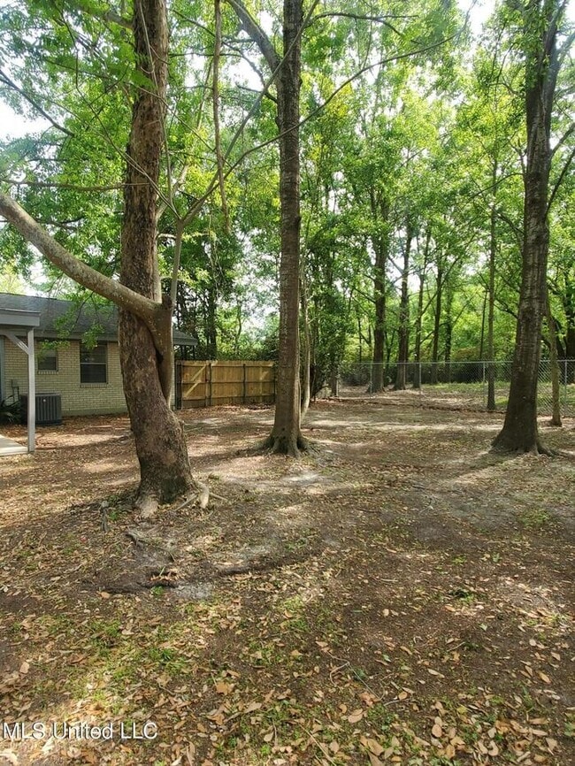 Building Photo - 2302 Robert Dr