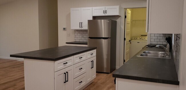 Building Photo - Move-in Special-One Month Free Rent!! Beau...