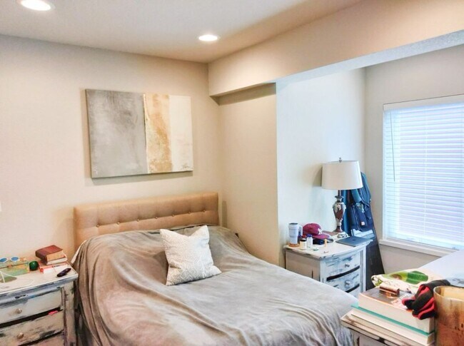 Building Photo - Beautiful 3 bedroom 2.5 bathroom condo MOVE IN SPECIAL