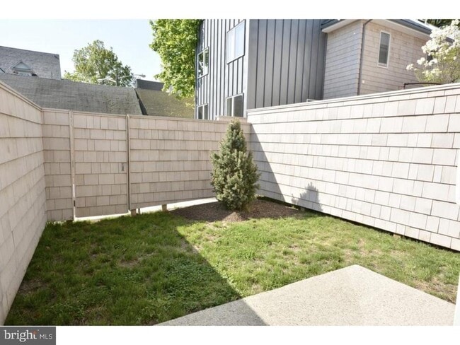 Building Photo - 11 Greenview Ave