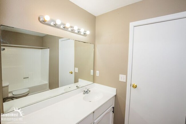 Building Photo - Newly Remodeled 2Bdm 1.5Ba Townhouse with ...
