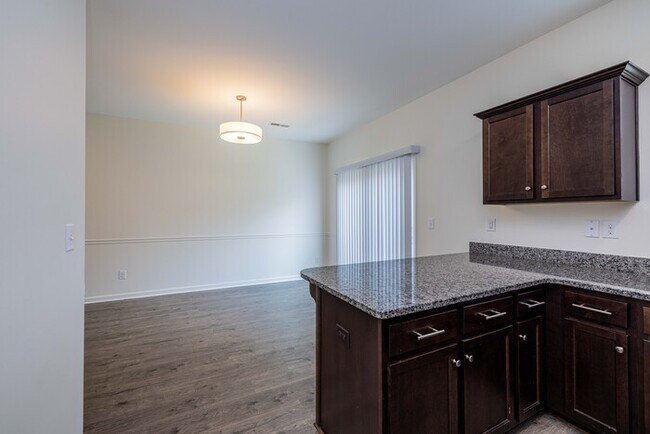 Building Photo - Stunning 3-Bedroom in Northwestern School District with Pool Access & Garage | AUGUST MOVE IN SPE...