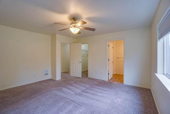 Building Photo - THREE BEDROOM TOWNHOUSE