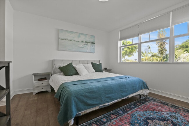 Building Photo - 732 NE 15th Ave