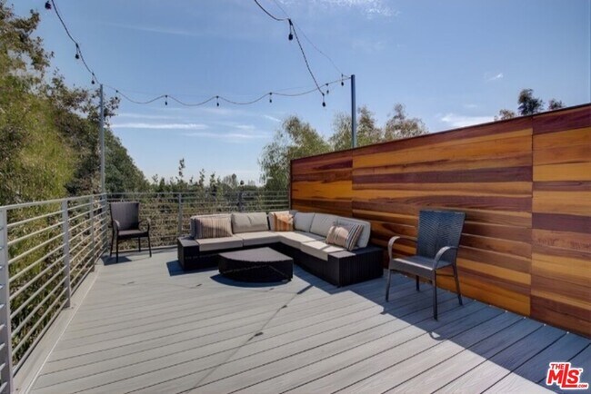 Building Photo - 7505 Hampton Ave