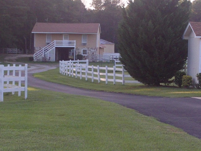 Building Photo - 2015 Woodlawn Rd